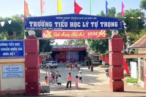 Vụ học sinh mặc 3 màu áo đồng phục 1 tuần: Sở GD&ĐT Đắk Lắk nói gì? 