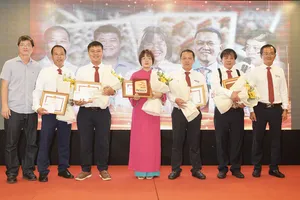 Phóng viên Nguyễn Phương Nam (thứ hai từ phải qua) và phóng viên Lê Thị Kim Thoa (giữa) đạt giải “Cây bút xuất sắc” năm 2025 cùng với các ứng viên lọt vào vòng chung khảo . Ảnh: THUẬN VĂN