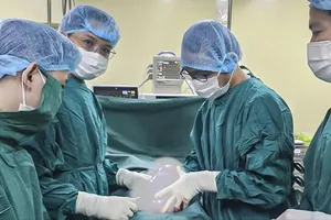 Giải thoát cô gái 19 tuổi khỏi khối u buồng trứng to như trái dưa hấu