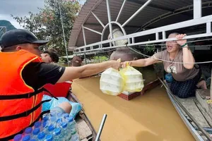 Những suất cơm ấm tình người trong mưa lũ ở Nghệ An