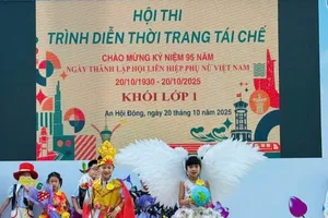 Nhạc sĩ Nguyễn Văn Chung chia sẻ với học sinh về ca khúc 'Nhật ký của mẹ' 