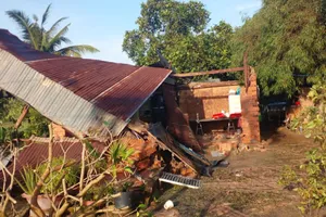 Tây Ninh: Mưa giông làm 1 người chết, 41 căn nhà hư hỏng