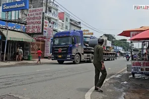 Trượt ngã vào hông xe đầu kéo chở thép cuộn, cô gái tử vong ở phường Tân Tạo