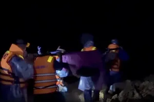 Xuyên đêm khiêng võng hơn 20km đưa 3 người bị thương do sạt lở đất đi cấp cứu