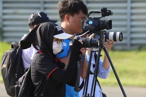 Phóng viên tác nghiệp tại sự kiện A50. Ảnh: HOÀNG GIANG