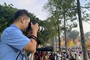 Phóng viên tác nghiệp tại sự kiện A80. Ảnh: LINH AN