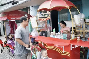 Nhờ có xe cà phê mới, việc buôn bán của chị Võ Thị Hoa đã ổn định hơn. Ảnh: BẢO PHƯƠNG