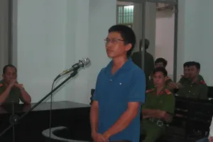 Kiểm sát viên vứt tiền nhận hối lộ vào... bồn cầu