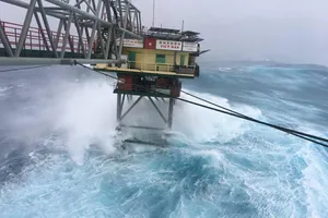 Chùm ảnh: Nhà giàn DK1 hiên ngang trước bão Tembin