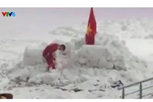 Trên tuyết trắng một ngôi sao màu lửa...