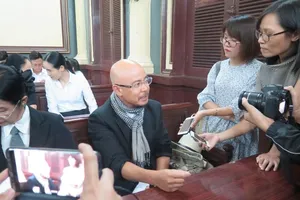 Các nhà báo đang tác nghiệp tại một phiên tòa hôn nhân và gia đình. Ảnh: HY