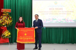 Phó Chánh án Thường trực TAND Tối cao – Nguyễn Trí Tuệ tặng Cờ thi đua của Chính phủ cho tập thể TAND TP.Tân An