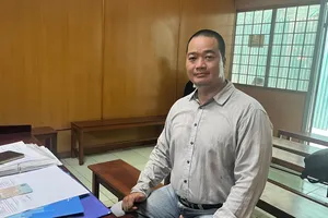 Dùng tay vỗ nắp chụp bánh ô tô dự phòng của hàng xóm, bị 9 tháng tù treo