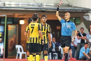 Phun nước bọt, Nazmi bị 'chém' tứ phía!