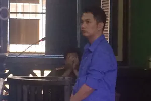 Bị cho nghỉ việc, quay lại tống tiền chủ