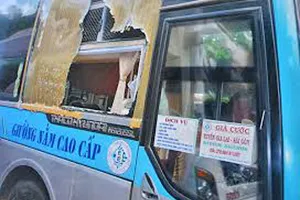 Khởi tố ba người ném đá xe khách để… giải rượu