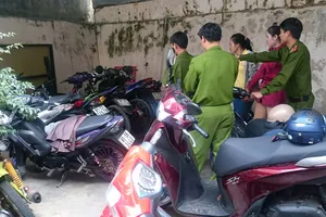 'Ôm' xe ăn trộm nằm ngủ giữa đường