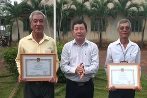 Khen thưởng hai cá nhân cứu 6 người trên hồ Trị An