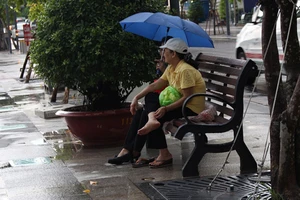 Lắp đặt băng ghế trên phố đi bộ Nguyễn Huệ