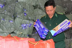 Tạm giữ 2 'trùm nài' cùng 21.000 gói thuốc lá lậu