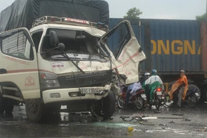 Hai xe tải tông nhau trên cao tốc Mỹ Phước – Tân Vạn 