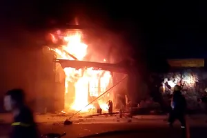 Lửa thiêu rụi tiệm tạp hóa ở quận 5 trong đêm