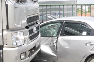 Quay đầu xe, ô tô bị xe tải tông nát