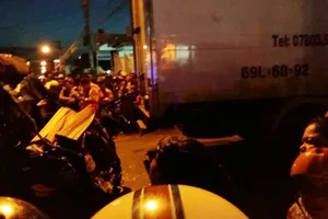 Xe tải đâm vào xe đông lạnh, ba người trong gia đình tử vong