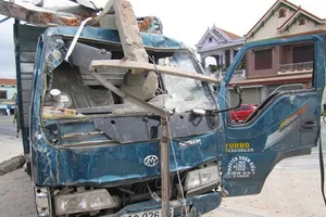 Xe tải lao lên lề đường đâm sập nhà dân