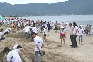 Đà Nẵng: Tranh luận về quy định mặc bikini khi tắm biển