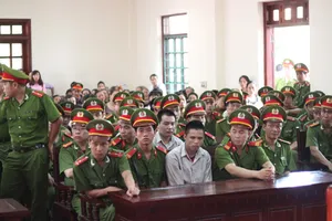 Người nhà nạn nhân gây náo loạn phiên xử vụ quan tài diễu phố