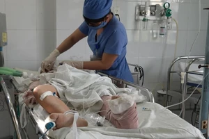 Hai cháu nhỏ bị tai nạn trên cầu Thuận Phước còn nguy kịch