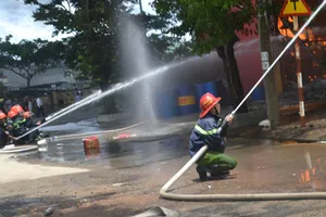 Hơn 300 cảnh sát dập lửa ở xưởng sơn