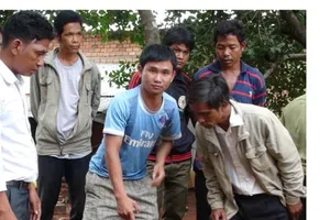 Tạm giữ nghi phạm vứt hai con xuống giếng sâu 17m