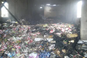 Lửa thiêu rụi một kho hàng bánh kẹo trong đêm