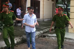 Một thanh niên nước ngoài dùng thẻ giả rút cả trăm triệu đồng