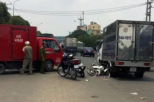 Tông vào hai xe tải, một phụ nữ nguy kịch