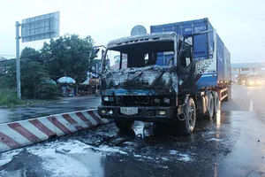 Xe đầu kéo bốc cháy trên xa lộ