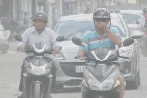 Bụi mù trời trên đường Trần Não, TP.HCM