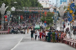 Công an cấm xe qua cầu để khám nghiệm một vụ tai nạn