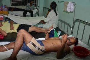 Cắt cỏ đụng phải đầu đạn, 4 người bị thương