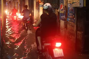 Nhiều tuyến phố Hà Nội thành sông sau mưa lớn