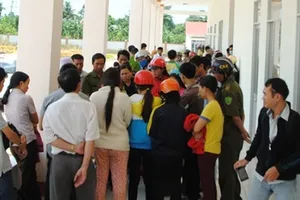 Bé trai tử vong sau tiêm vắc xin, người nhà vây bệnh viện