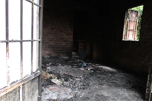 Bốn cha con chết cháy trong căn nhà khóa trái cửa