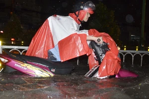 Phố Sài Gòn ngập đến yên xe, báo cáo nói 'ngập sâu nhất 50cm'