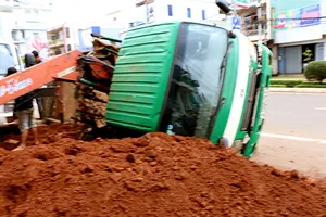 Lún chân, xe tải đổ kềnh khi cẩu bê tông