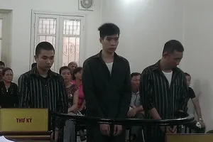 Bị làm phiền khi ăn cơm, gọi con về chém người