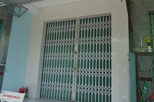 Bị phát hiện, trộm đâm vợ chồng chủ nhà tẩu thoát