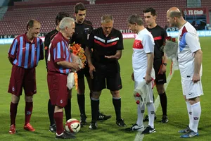 Tổ trọng tài bị bắt nhốt vì xử ép