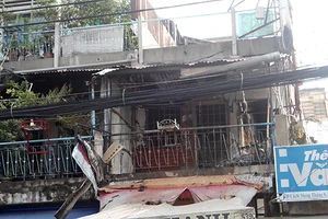 Chập điện, một cửa hàng bao bì ở quận 10 phát cháy